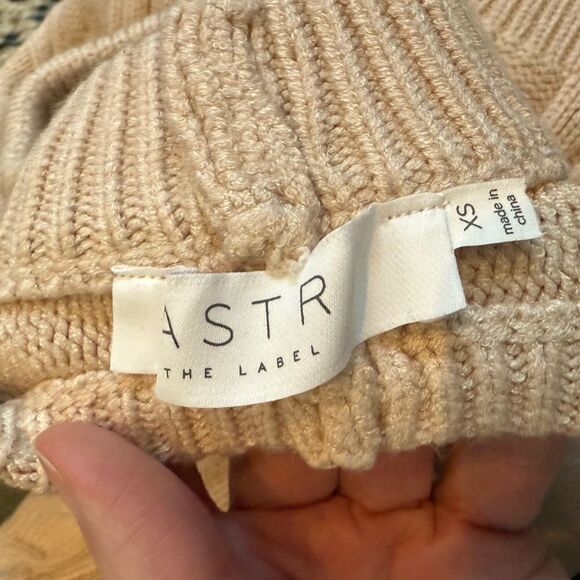 ASTR The Label gorgeous cream backless sweater. XS
NWT - Picture 9 of 10